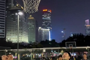 这NBA球员都不敢信啊！跳投看多 单手跳投还是第一次见！