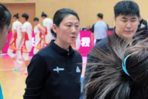 当教练容易显老！原声感受一下女篮卞兰卞指导的气场